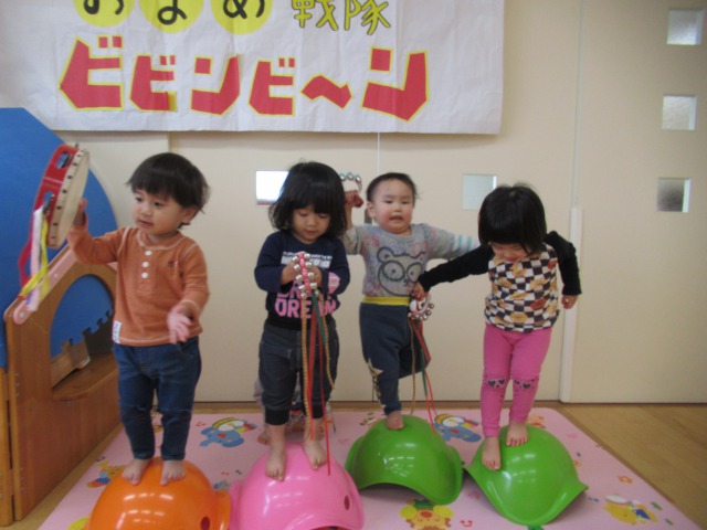 1歳児 楽器遊びをしたよ すえさみこども園 石川県小松市