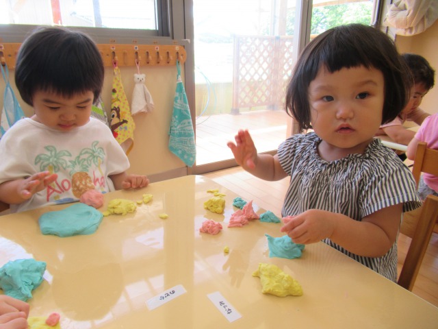 １歳児 つぼみ１組 小麦粉粘土あそび すえさみこども園 石川県小松市